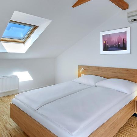 Downtown Suites Kodanska Prague Luaran gambar