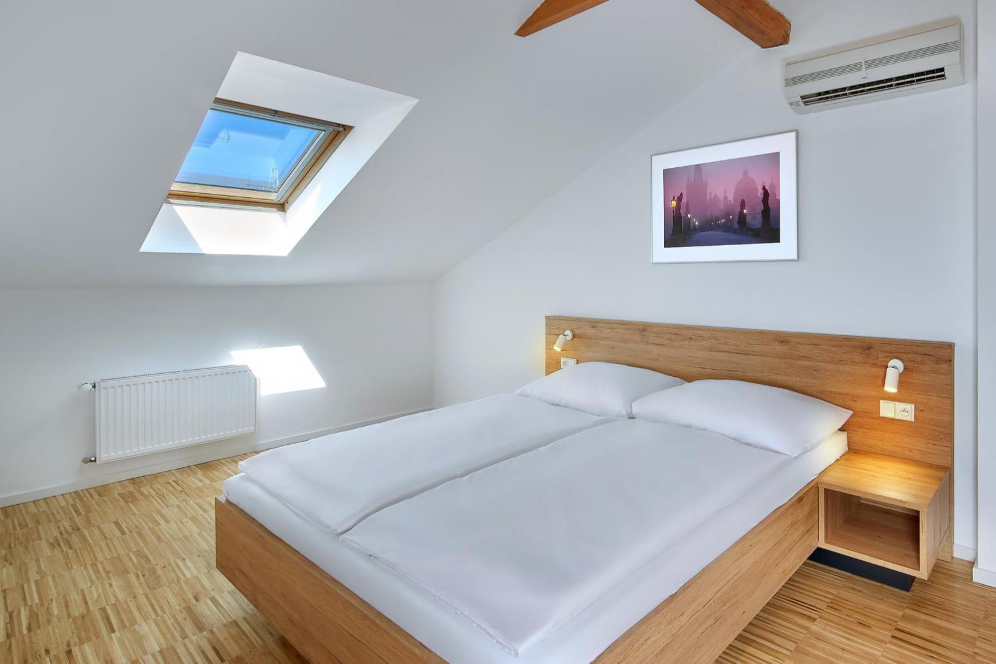 Downtown Suites Kodanska Prague Luaran gambar